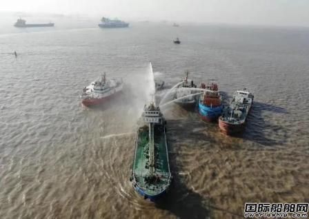 吳淞口一艘裝載700噸油品的油輪起火