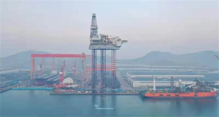 青島武船交付國(guó)內(nèi)首個(gè)鉆井平臺(tái)改造風(fēng)電安裝平臺(tái)