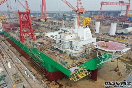 新韓通一艘海上風(fēng)電用途2400噸全回轉(zhuǎn)起重船出塢