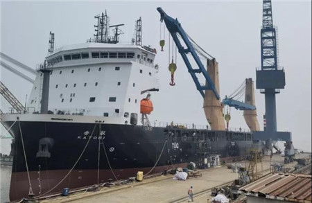 金陵船廠首制12470噸單艙多用途重吊船完成傾斜試驗