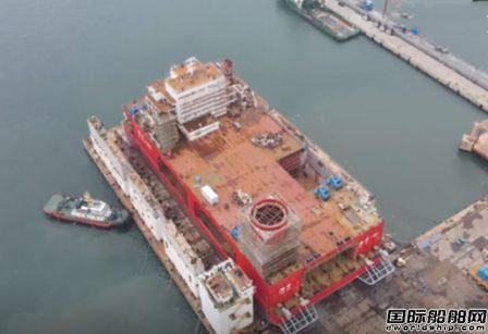 煙臺(tái)打撈局1000T淺水坐底打撈工程船順利下水