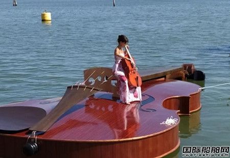意大利藝術(shù)家打造巨型“小提琴”船向逝者致哀