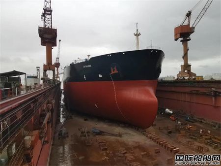 106小時(shí)！上海中遠(yuǎn)海運(yùn)重工船舶除銹機(jī)器人作業(yè)完成首秀