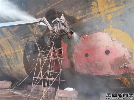 106小時(shí)！上海中遠(yuǎn)海運(yùn)重工船舶除銹機(jī)器人作業(yè)完成首秀