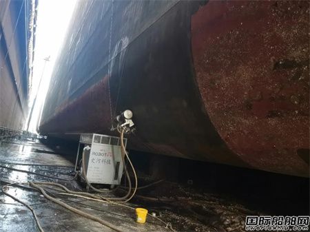 106小時(shí)！上海中遠(yuǎn)海運(yùn)重工船舶除銹機(jī)器人作業(yè)完成首秀