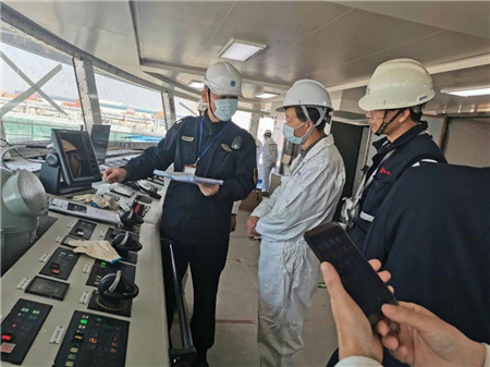 南通海事局維護(hù)招商局郵輪新造游輪“長江叁號”試航作業(yè)