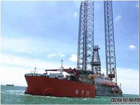 “振華28”輪新加坡成功浮裝一座自升式鉆井平臺(tái)