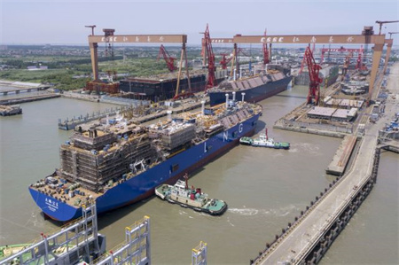 滬東中華建造深圳燃?xì)獾谝凰?萬方LNG船出塢下水