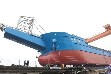 白馬船廠建造電力推進沿海自卸砂船順利下水
