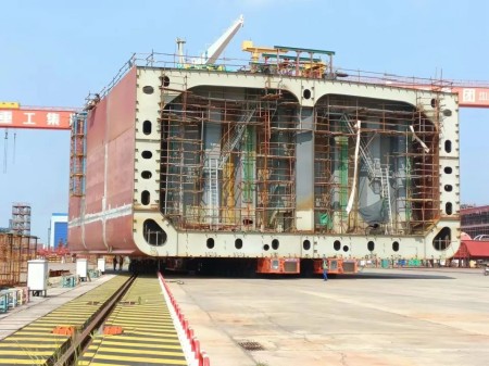 武船建造24000噸原油船2號(hào)船快速形成主船體