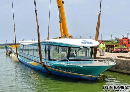 武船院承建兩艘鋰電新能源游船成功下水