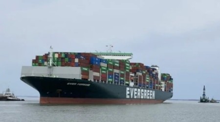 “Ever Forward”號(hào)擱淺事故調(diào)查：引航員在玩手機(jī)