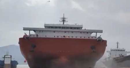 振興船舶建造甲板運(yùn)輸船“呈泰安航”輪順利下水
