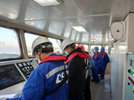 江南造船廠首制120TEU河海直達集裝箱船試航凱旋