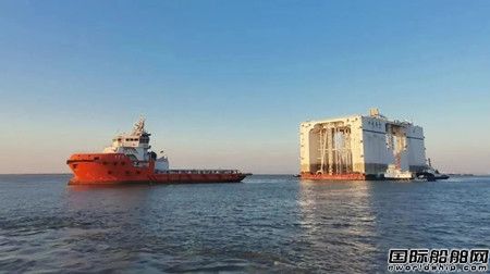 中國(guó)第一深度半潛船“鐵建鑫鵬”號(hào)安全拖帶出江