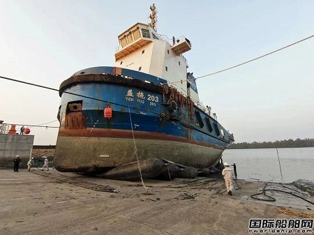益豐船務(wù)首次拖曳拖輪上船臺坐墩成功