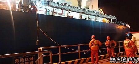中遠海運散運“遠穗?！陛喅蔀閲鴥?nèi)首艘使用岸電40萬噸巨輪