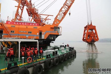 長江航道最大鋼索式水下抓斗挖泥船“長鷹9”通過竣工驗(yàn)收