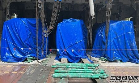 上海中遠(yuǎn)海運(yùn)重工順利完成“雄鷹”輪3臺主發(fā)電機(jī)吊裝