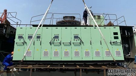 鴻云實業(yè)建造國內(nèi)最大純電動拖輪最大設(shè)備進艙