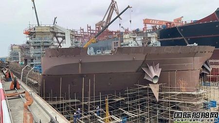 武漢船機總包華西海工1600T風(fēng)電安裝平臺全船貫通下水在即