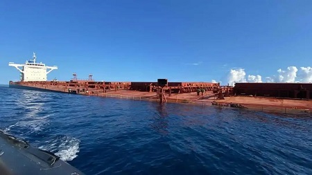 一艘海岬型船駛往中國途中觸礁擱淺！滿載近18萬噸鋁土礦