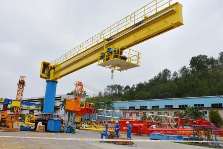 華南船機(jī)自主研制國內(nèi)首臺LNG挺桿起重機(jī)完成出廠試驗