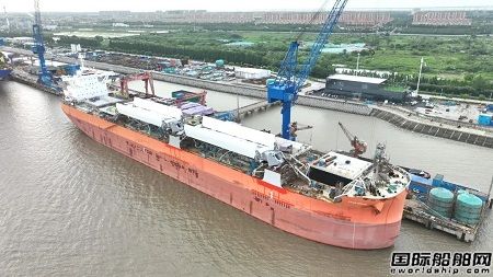 上海中遠(yuǎn)海運重工完成全球首艘散貨船硬制三片式自動旋轉(zhuǎn)風(fēng)帆吊裝