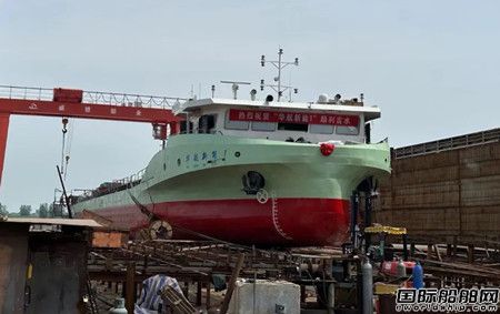 盛懋船業(yè)建造湖北首艘120標(biāo)箱純電動(dòng)集裝箱船下水