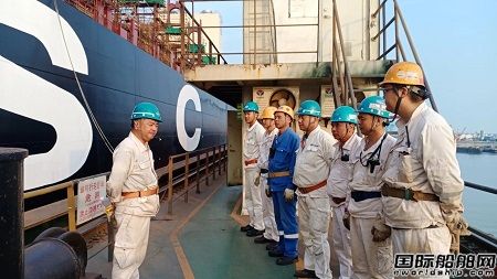 上海中遠海運重工峨眉山浮船塢完成兩船進出塢同步作業(yè)