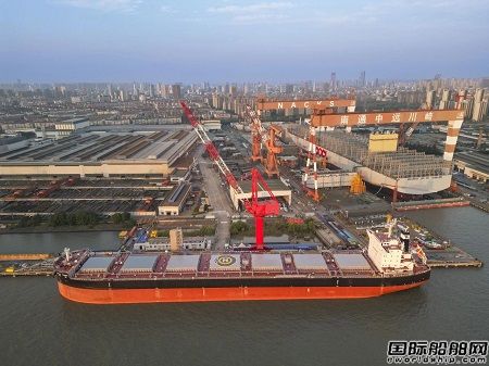 南通中遠(yuǎn)海運(yùn)川崎自主研發(fā)新型82000噸散貨船首制船命名交付
