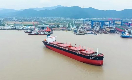 振鶴船業(yè)建造38800噸散貨船“道恩167”輪下水