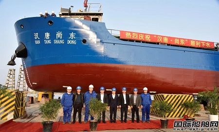 江南造船廠一艘120TEU河海直達集裝箱船下水