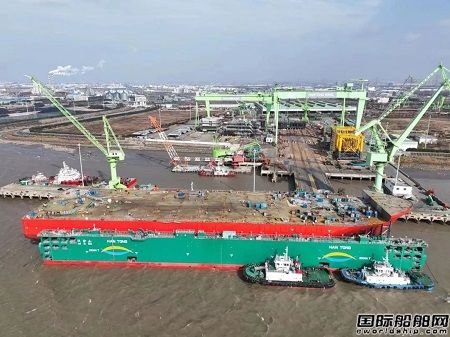 韓通贏吉重工建造4000噸全回轉(zhuǎn)起重船“海洋風(fēng)電76”順利下水