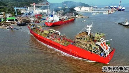 東鵬船舶建造國內首艘電力推進復合不銹鋼化學品船下水