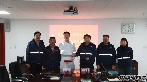 青島造船廠為CMB建造6000TEU集裝箱船交付離廠