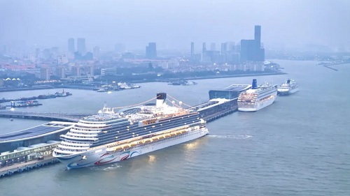“愛達魔都”回巢，上海吳淞口國際郵輪港再現(xiàn)“三船同靠”盛景