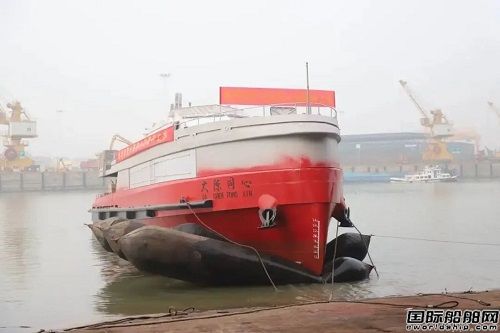 武漢理工船舶設(shè)計(jì)國(guó)內(nèi)首艘海上混動(dòng)新能源客船順利接水