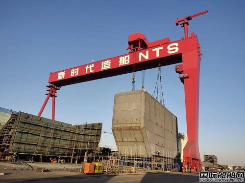 新時(shí)代造船首制8000方B型LNG燃料艙成功陸路移運(yùn)