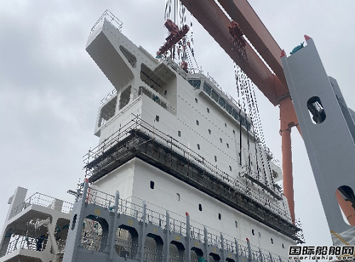 青島造船廠6000TEU集裝箱船5號船上建吊裝完成