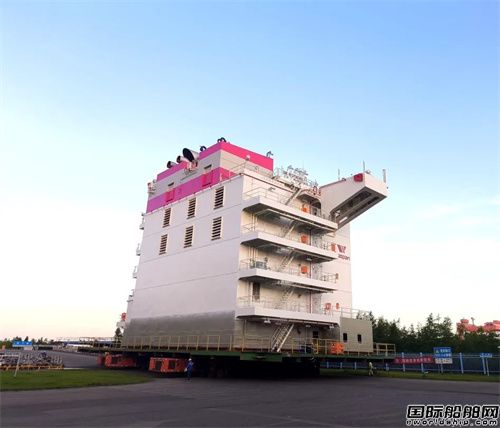 外高橋海工區(qū)域搭載7000TEU系列箱船上建項目圓滿收官