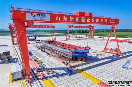 新能船業(yè)67.6米純電動力集裝箱船首制船主船體貫通