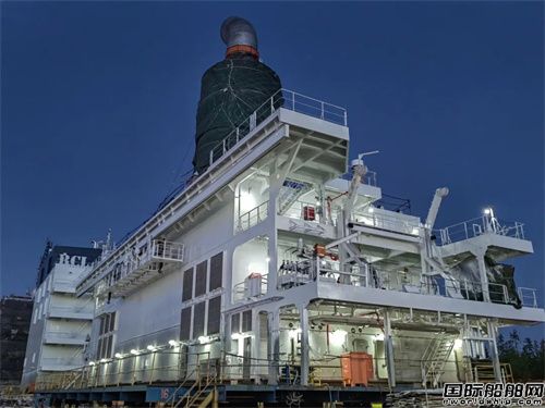 外高橋海工H1383箱船上建與H1572成品油輪上建90A順利發(fā)運