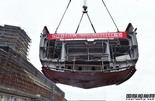 鎮(zhèn)江船廠6500馬力全回轉(zhuǎn)拖輪順利搭載