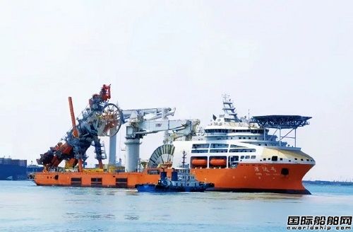 武船建造新型深潛水工作母船在青島基地交付