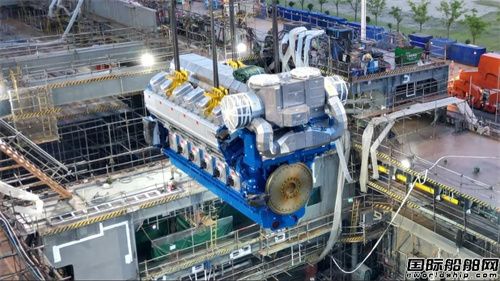 振華重工為中交天航局建造耙吸挖泥船主機(jī)順利吊裝