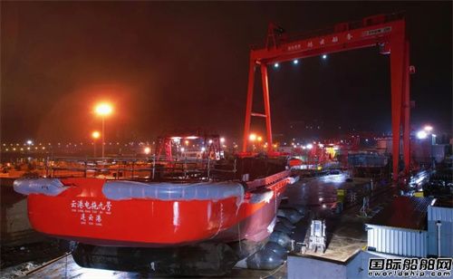 連云港港自主建造純電動拖輪主船體上水