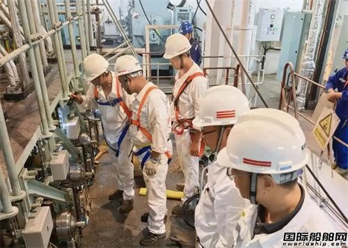 招商工業(yè)青島船廠82000噸散貨船3號船完成主機(jī)動車