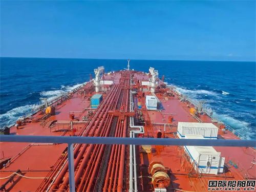 外高橋造船建造11.4萬(wàn)噸成品油船試航凱旋