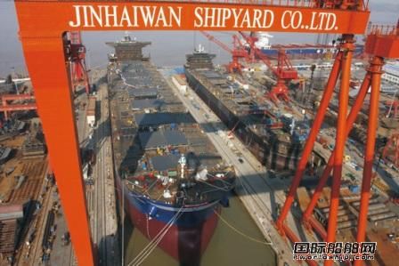 金海重工又一艘17.6萬噸散貨船出塢